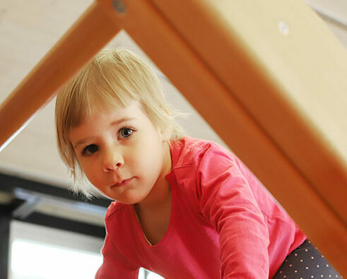 Kindergarten_Kind_klettern