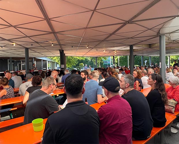 Menschen be beim Mitarbeiterfest