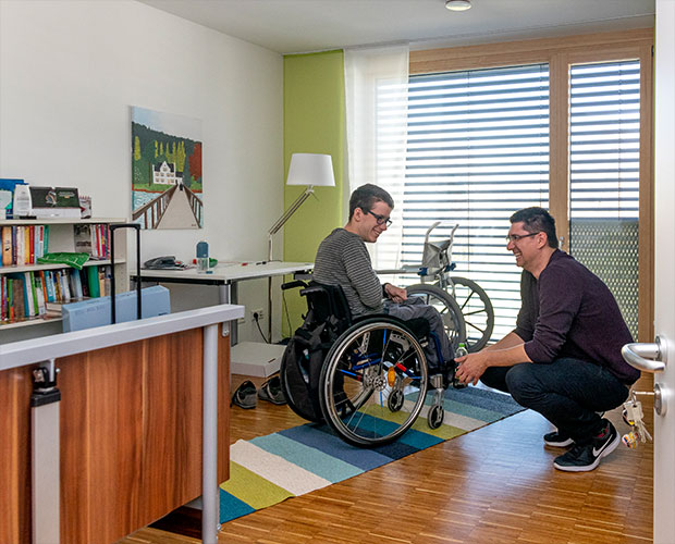 Personen im Bewohnerzimmer