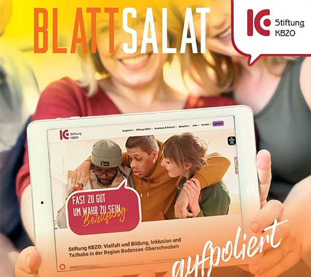 Vrschaubild unseres aktuellen Blattsalats Zwei frauuen halten ein Tablet in die Kamera, darauf ist eine Webseite zu sehen mit einem großen Headerbilder auf dem Halten eine Frau und ein Mann einen behinderten erwachsenne Mann