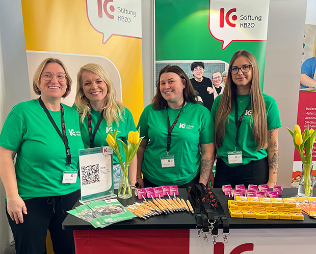 Vier Mitarbeiterinnen am Stand der Siftung KBZO
