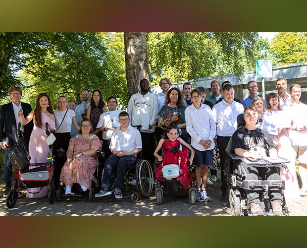 EinGruppenbild von Menschen, Es ist ein inklusives Gruppenbild mit Mensch im Rollstuhl und an Rollatoren die Sonne scheint , das Bild wurde im Grünen aufgenommen